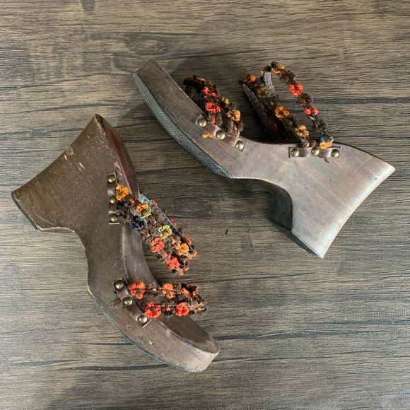 GUESS Vintage Floral Wood Block Wedges - Picture 4 of 5